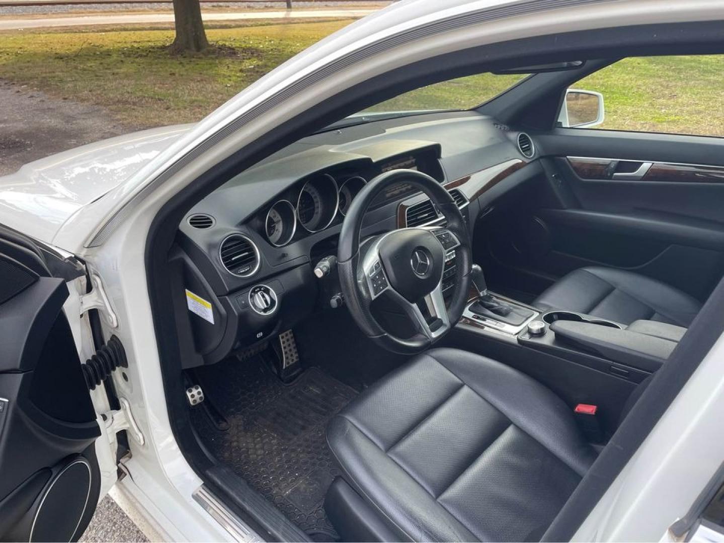 2013 WHITE Mercedes-Benz C-Class (WDDGF8AB5DR) with an V6 engine, Auto transmission, located at 5700 Curlew Drive, Norfolk, VA, 23502, (757) 455-6330, 36.841885, -76.209412 - Photo#9